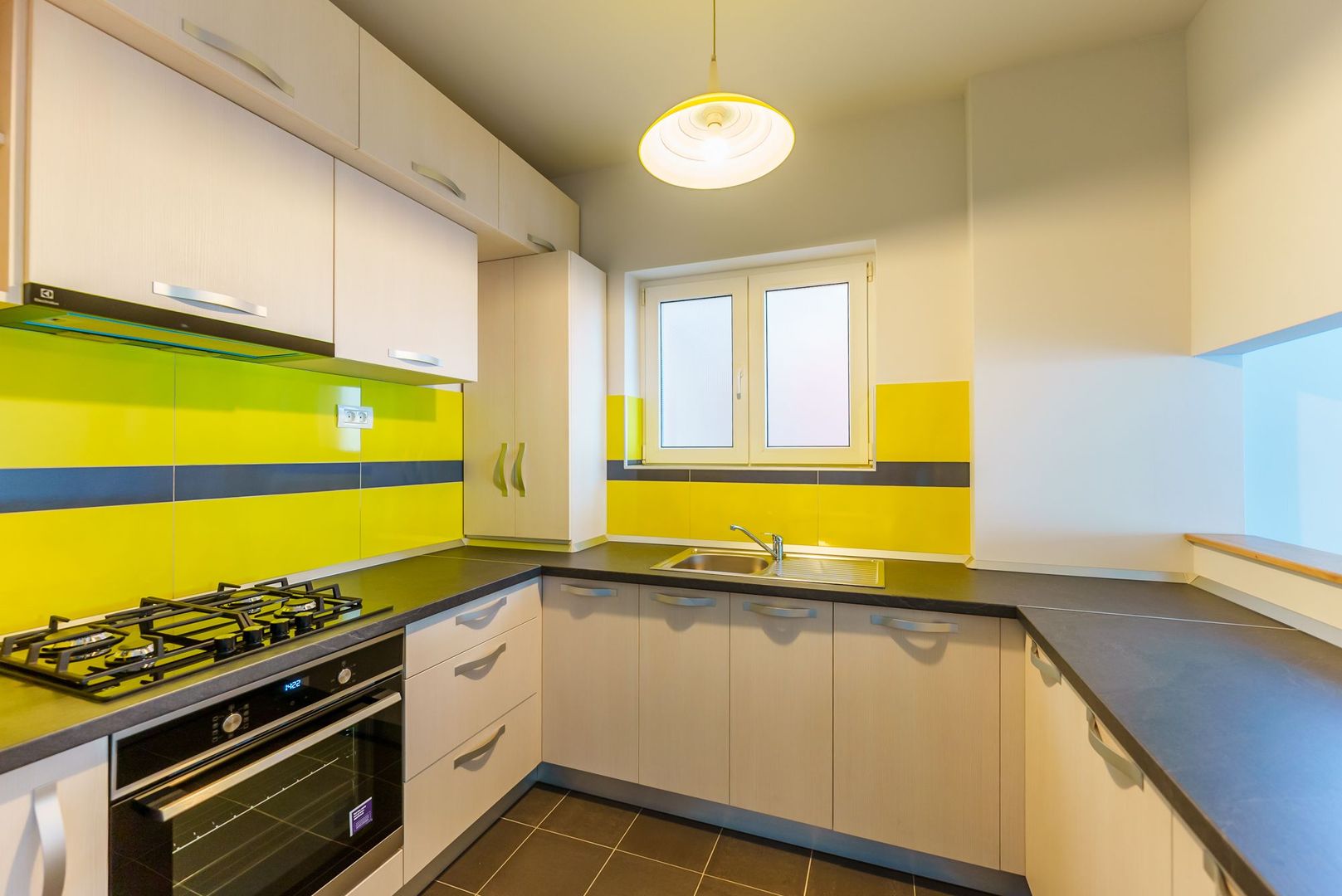 De închiriat apartament 2 cam deluxe în Subcetate - Poză 2