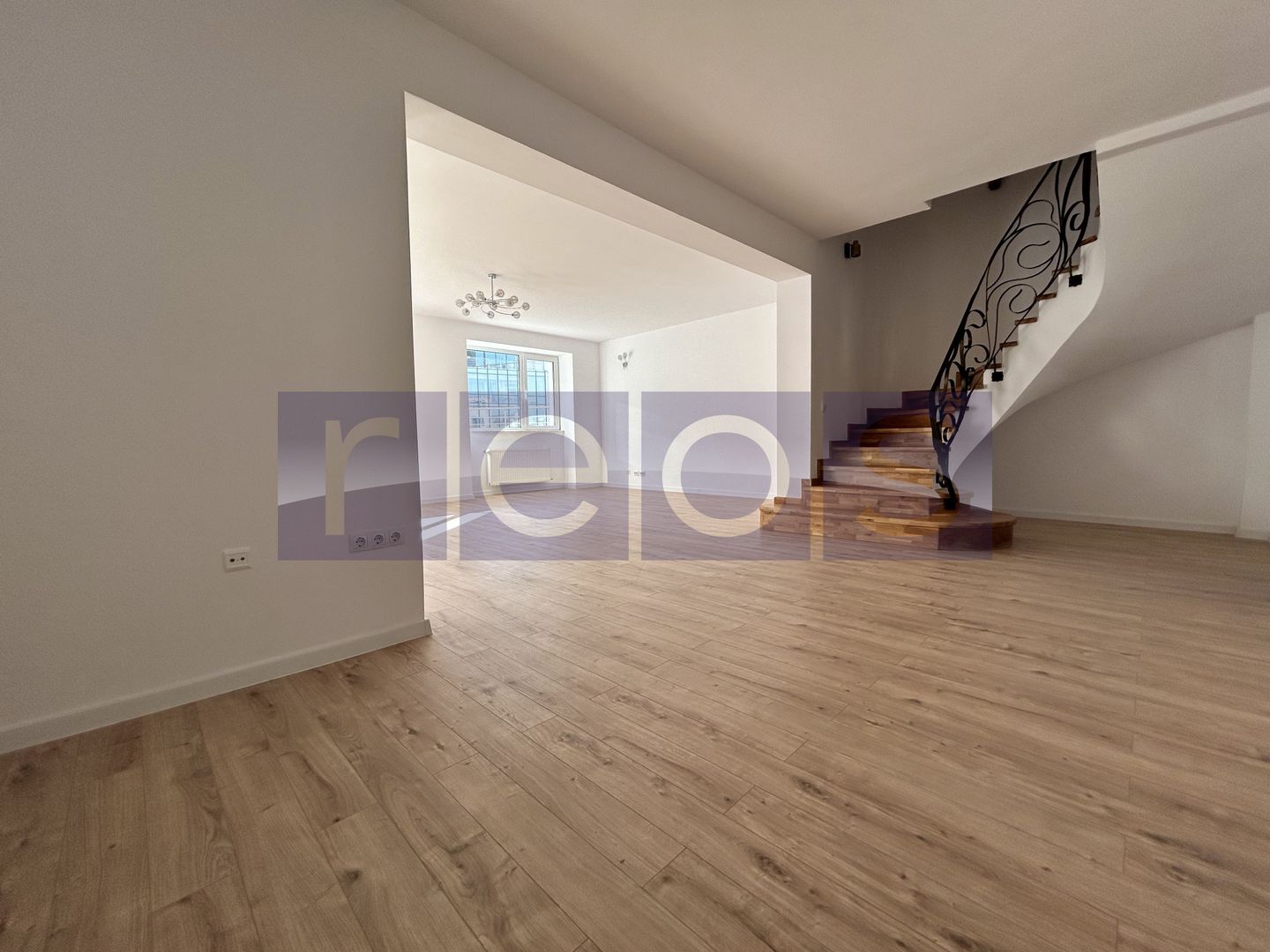 VANZARE TRIPLEX | PIATA VICTORIEI | 6 CAMERE |  244 mp UTILI | - Poză 2