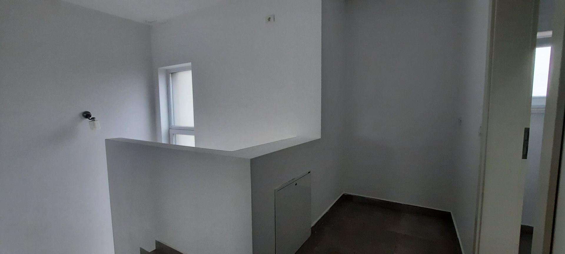 Locuinta cu 3 camere, curte si 2 locuri de parcare - Poză 12