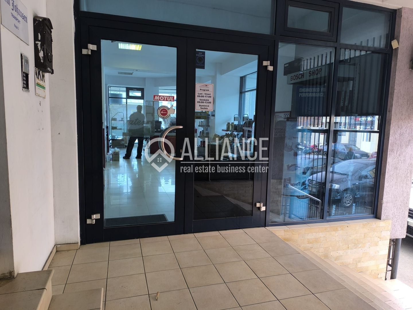 CENTRU ATELIERELOR - Spatiu comercial cu suprafata vitrata mare ! - Poză 17