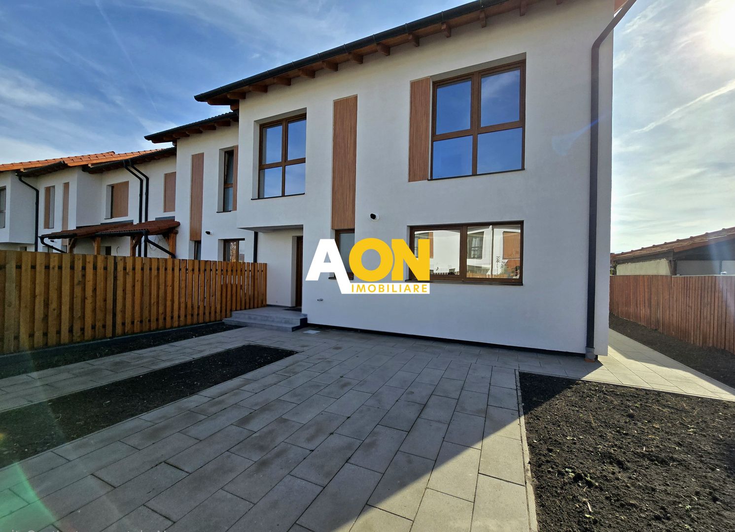 1/2 Duplex, 4 Camere, Ultrafinisat, Zona Alba - Micești - Poză 1