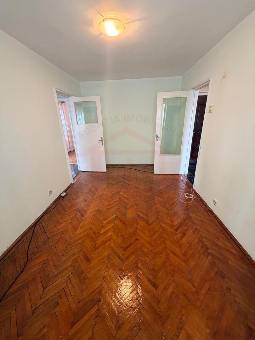 Vanzare apartament cu 4 camere in Micro 13, etaj 3, pret 65 000 euro - Poză 10