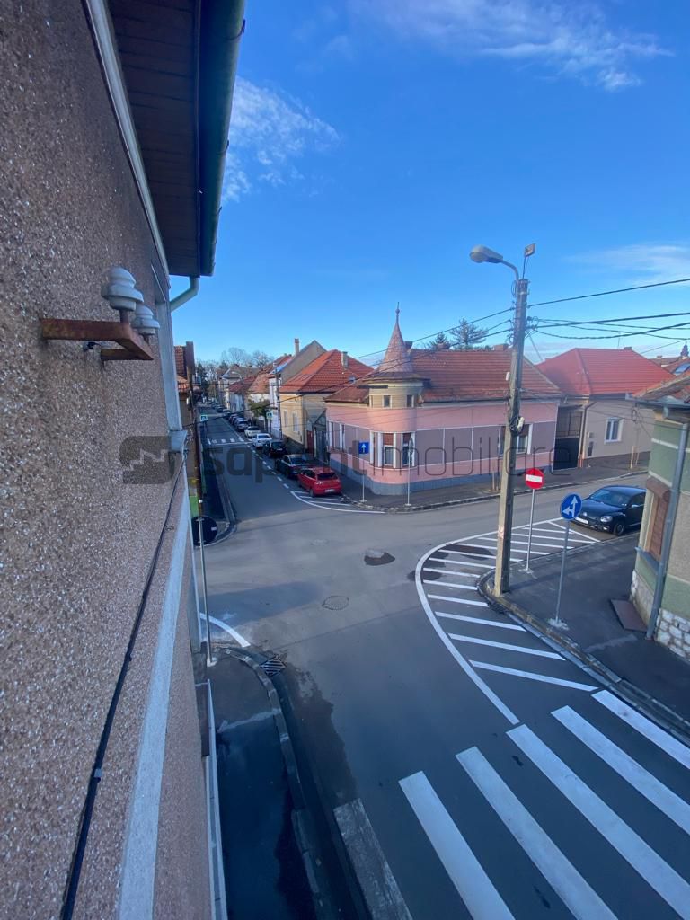 Apartament la casa situat in zona centrala - Poză 3