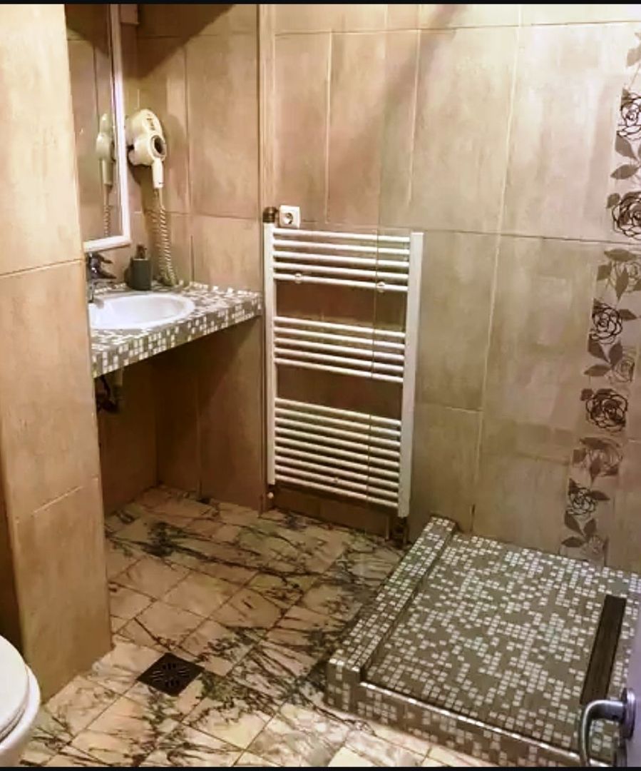 Pensiune cu 18 camere in centrul Brasovului - Poză 7