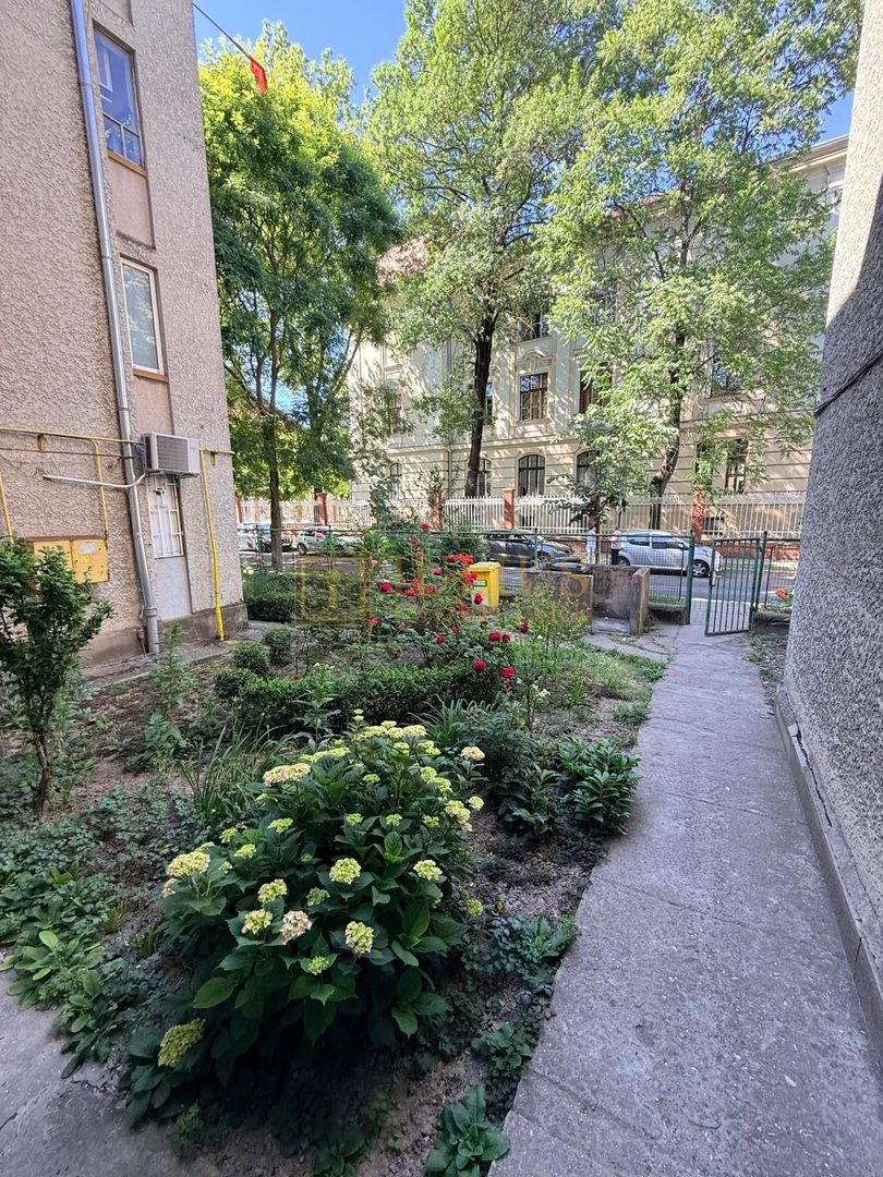 2 camere| vis a vis de Liceul Loga| zona superba, linistita| centrala proprie| - Poză 14