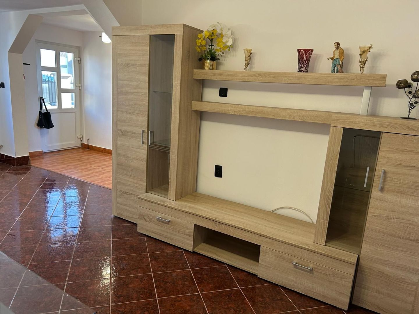 Casă individuală + teren 500 mp - Poză 2