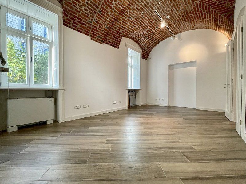 Spatiu birou in cladire istorica restaurata - Poză 6