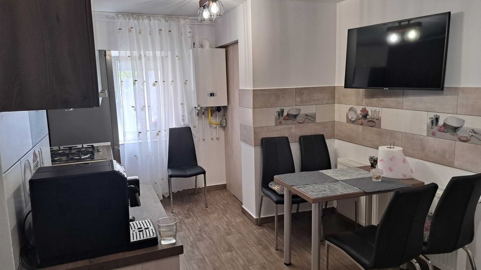 Vând apartament cu 3camere - Poză 1