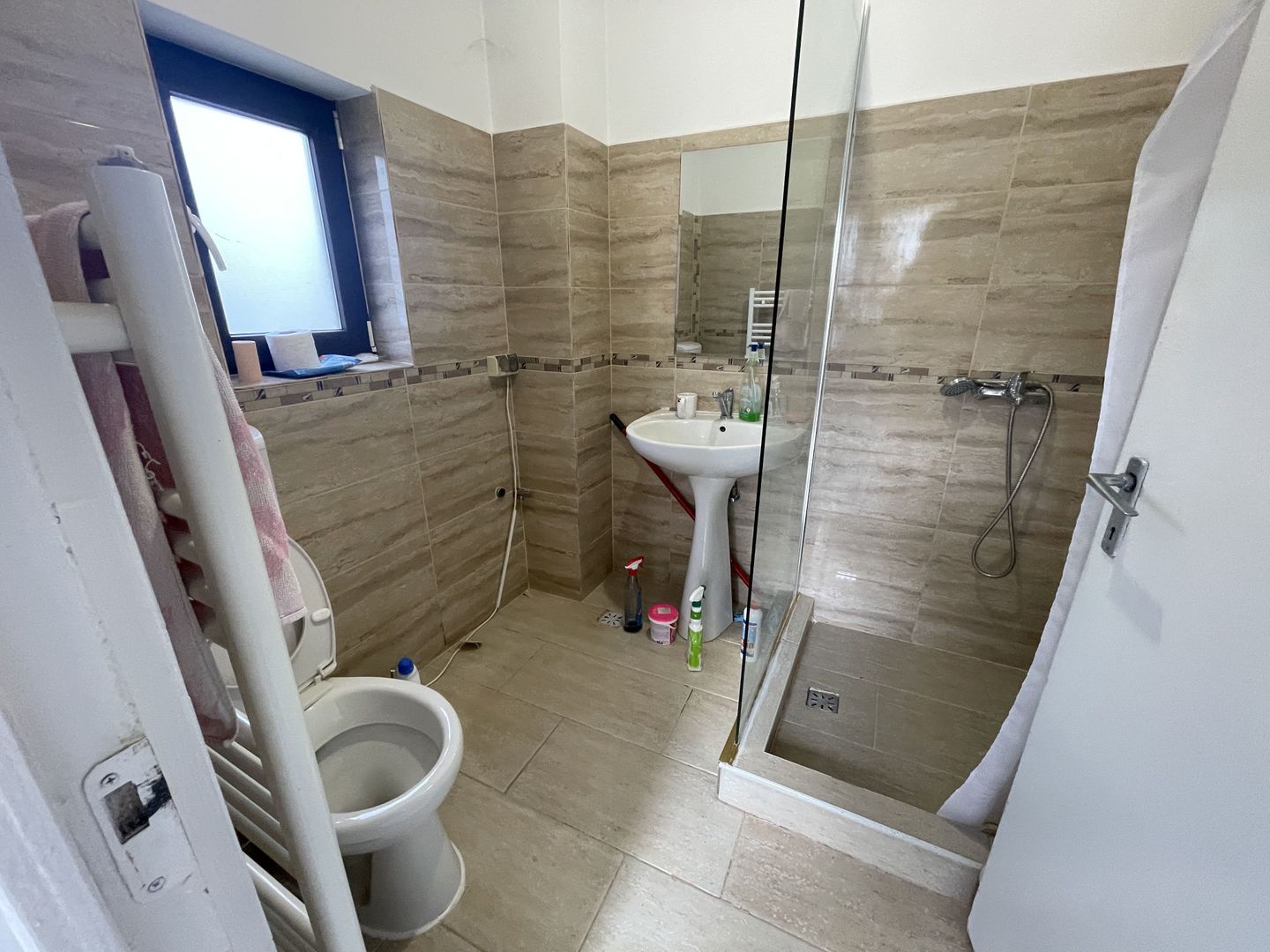 Casa de vanzare cu teren 572 mp si front generos 21 ml - Poză 12