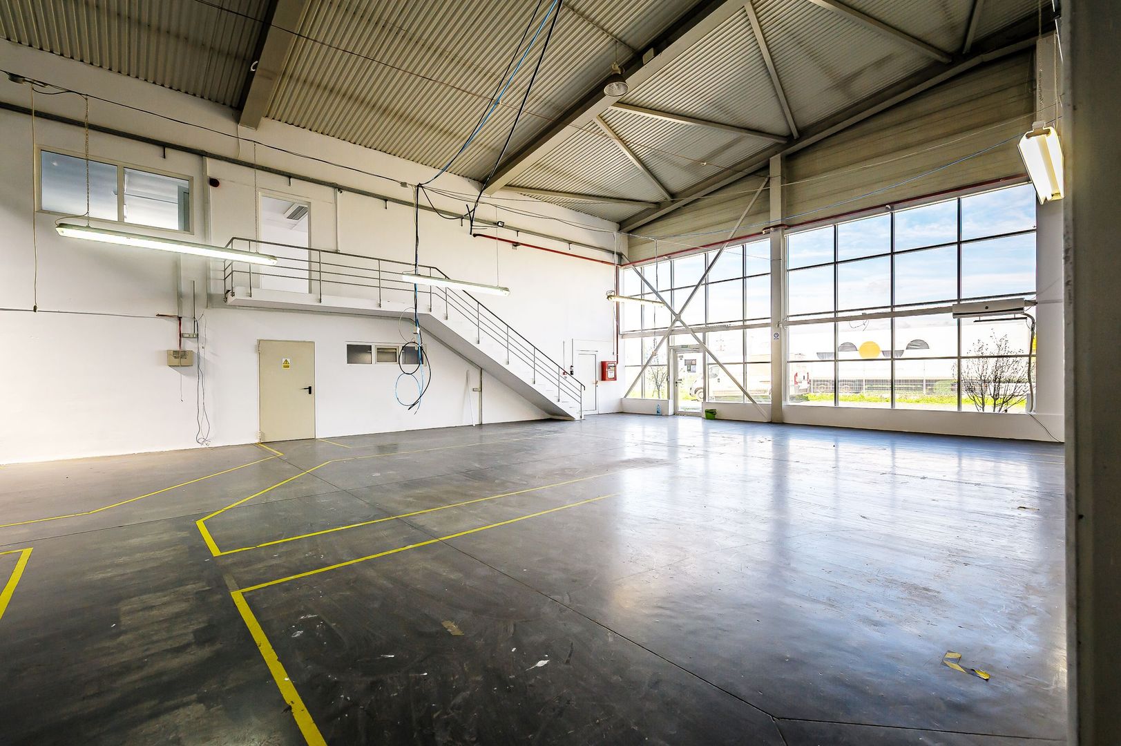 Hală industrială ideală pentru producție sau showroom în Arad 553mp - Poză 3