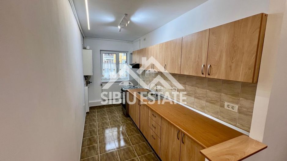 Apartament 4 camere renovat, 79 mp cu logie, Vasile Aaron, Sibiu - Poză 3