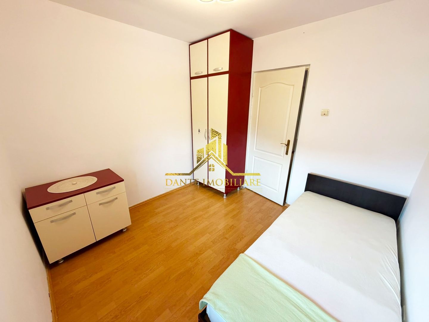 Casa, 4 camere, modern, parcare, curte, balcon, zona Semicentrala - Poză 9