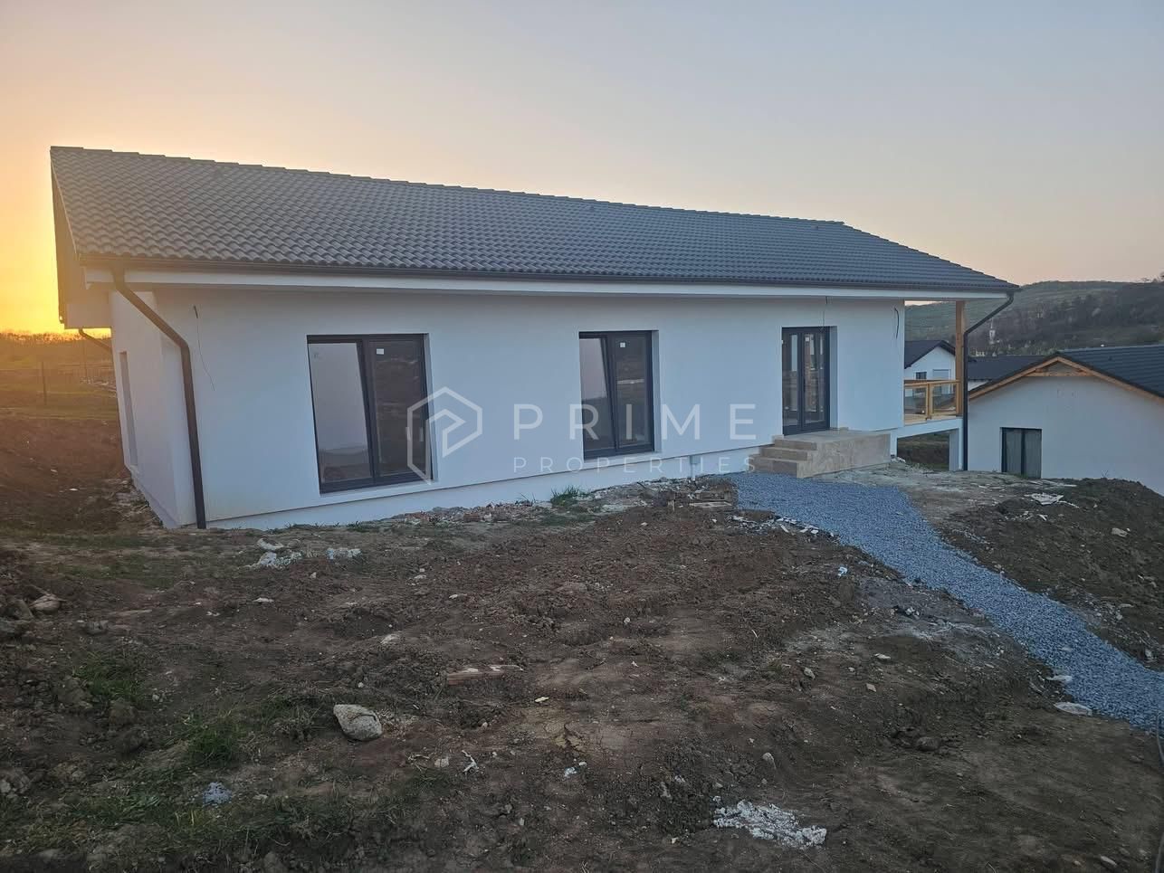Vilă chalet modern cu perete panoramic de sticlă - Livezeni, Mureș - Poză 3