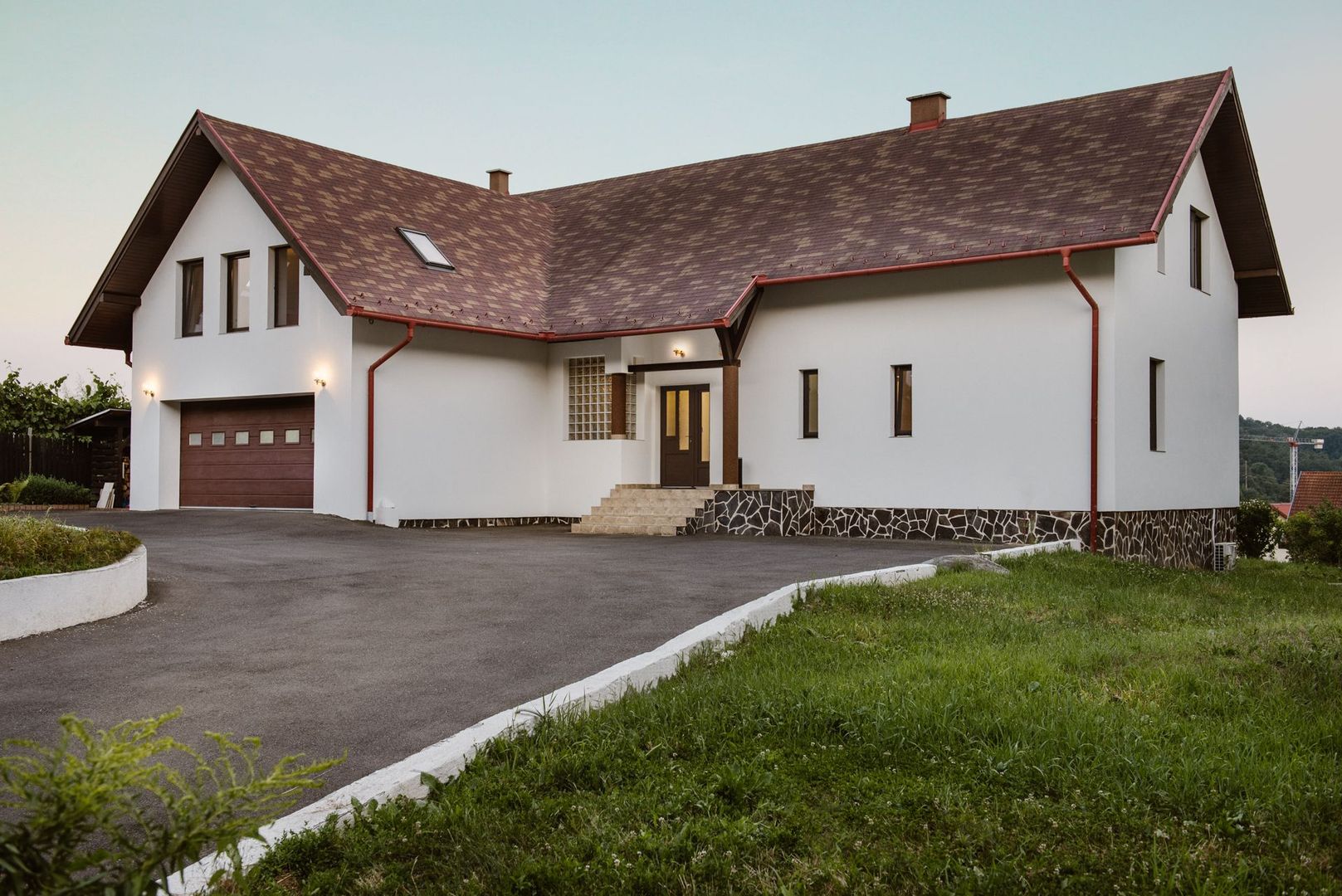 CASA DE LUX ÎN ZONA LIVEZENI - Poză 1