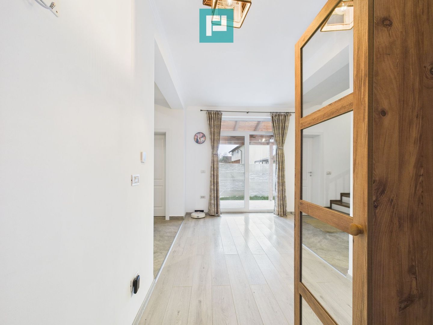 Casă cu 4 camere în Dumbrăvița, langă pădure - Poză 3