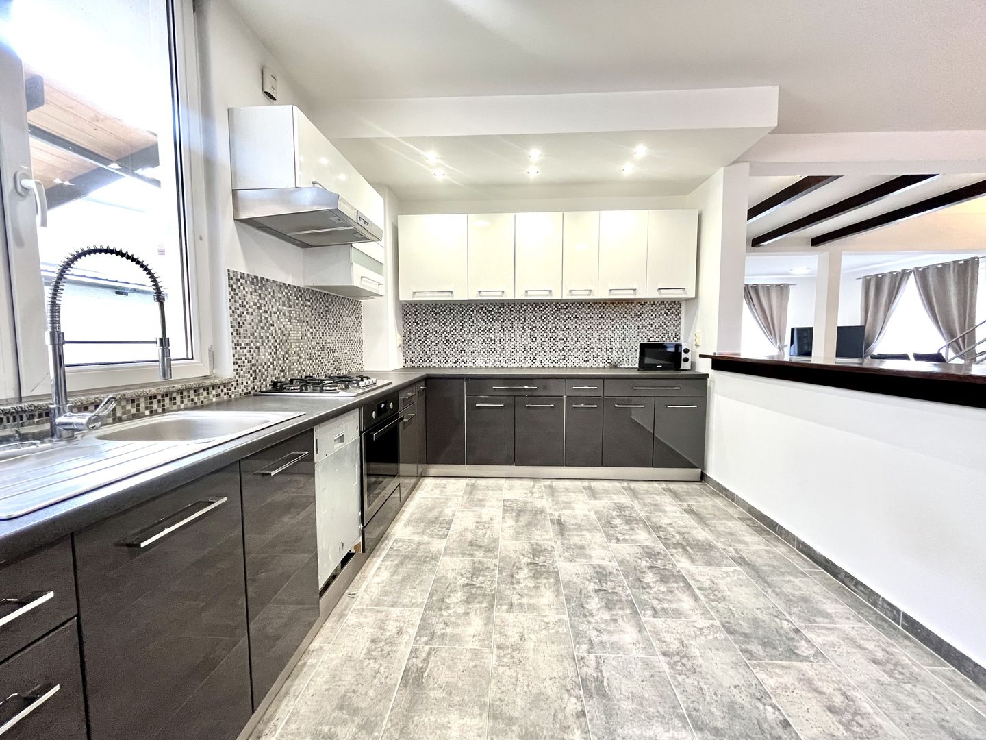 Casă luminoasă cu curte și garaj, perfectă pentru familie | Braytim - Poză 9