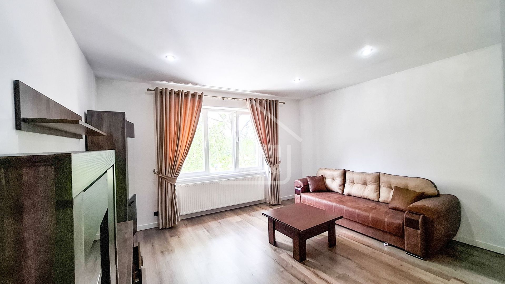 Apartament Suprafata Generoasa I Centrul Civic - Poză 1