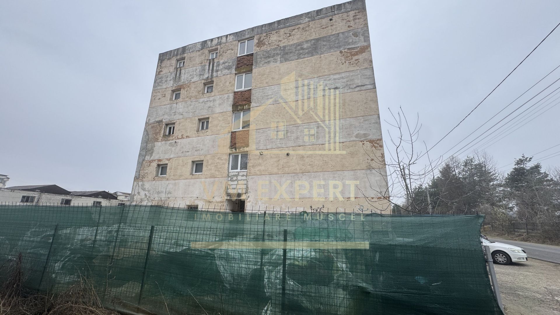 BLOC DE GARSONIERE P+4 SUPRAFAȚĂ UTILĂ 2135MP TEREN 2967 MP CĂMPULUNG - Poză 4