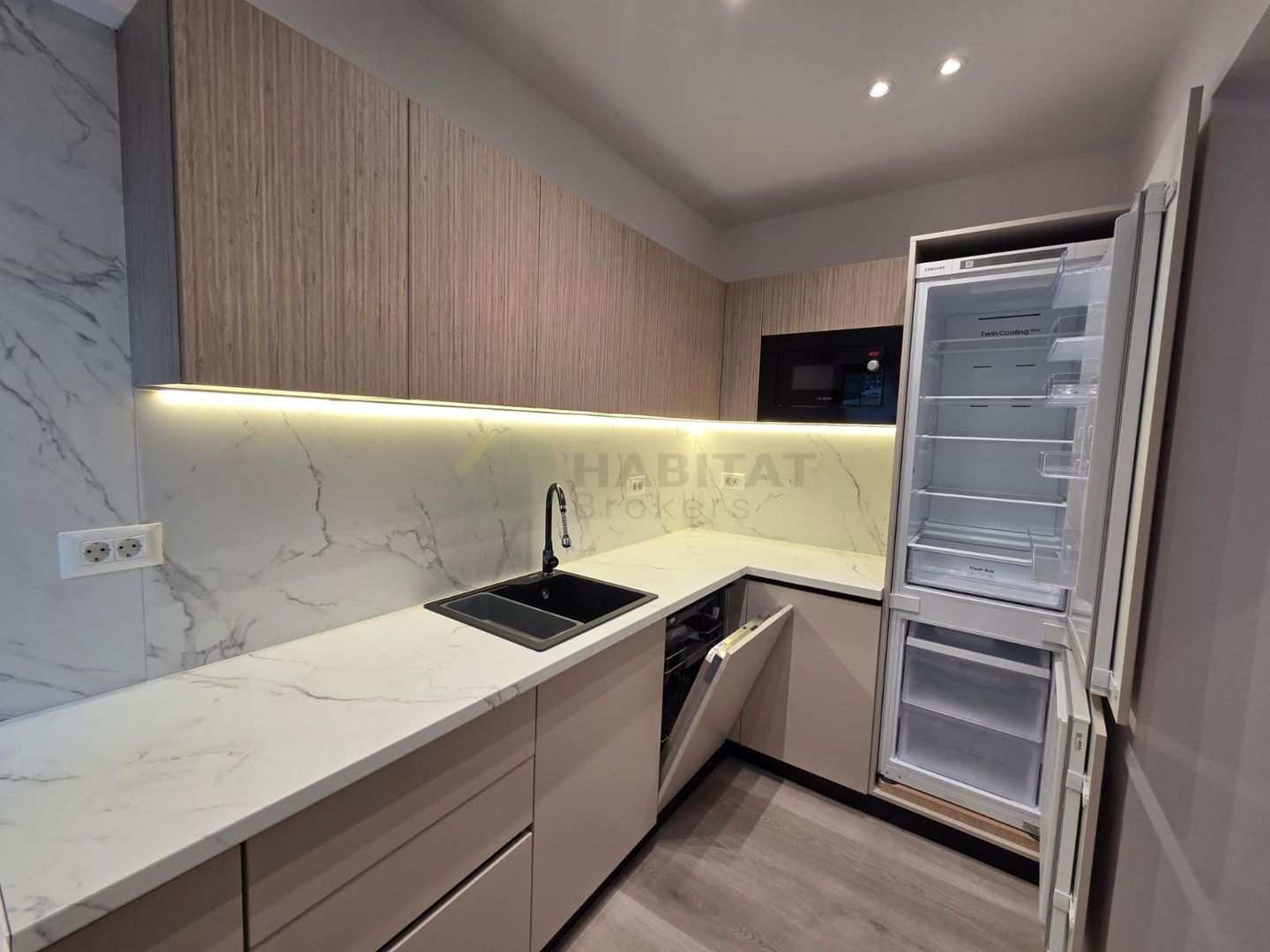 Apartament spectaculos cu grădină privată de 152 mp – disponibil spre închiriere - Poză 9