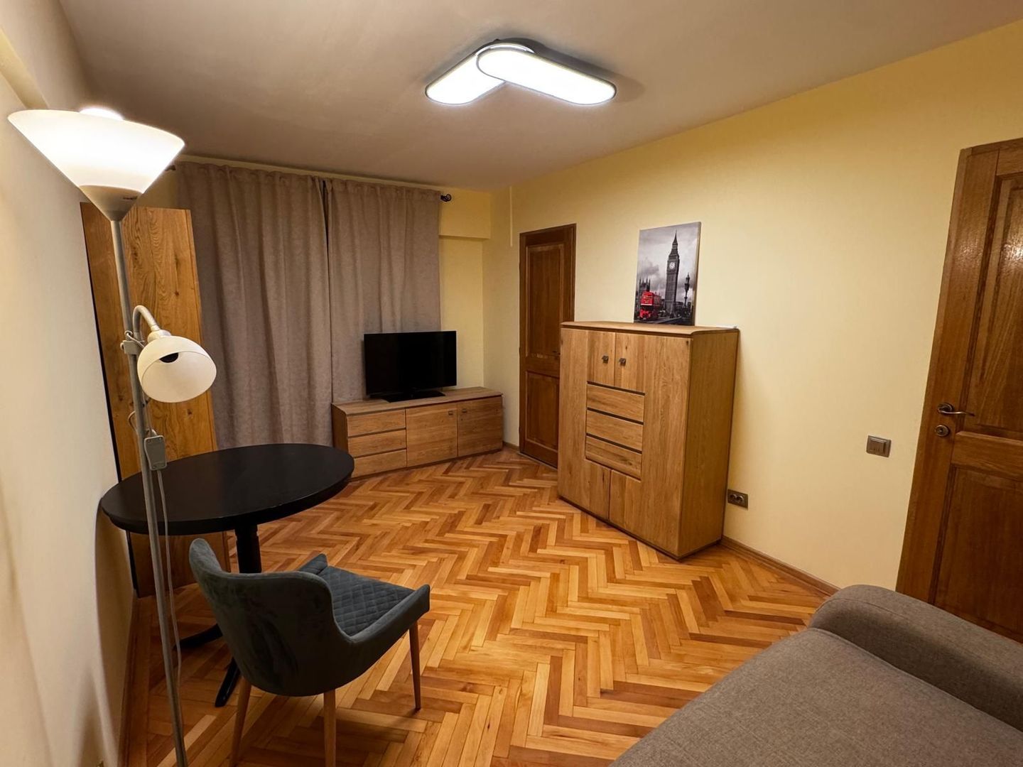 Garsoniera Centrul Civic bloc de apartamente - Poză 2