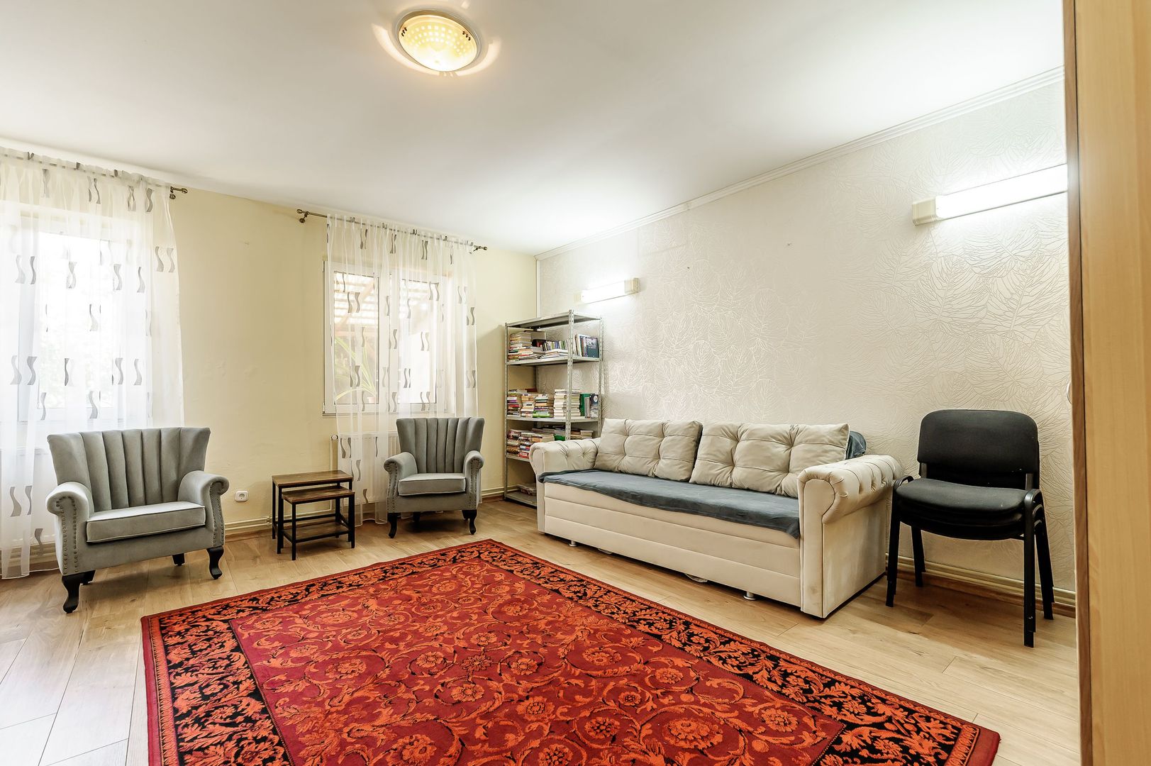 De închiriat apartament cu o cameră și curte interioară - Poză 1