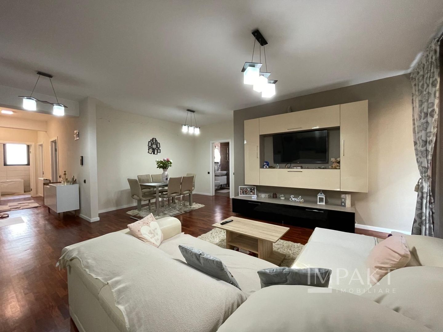 Apartament lux,  prima inchiriere-  4 camere + 2 locuri parcare - Poză 2