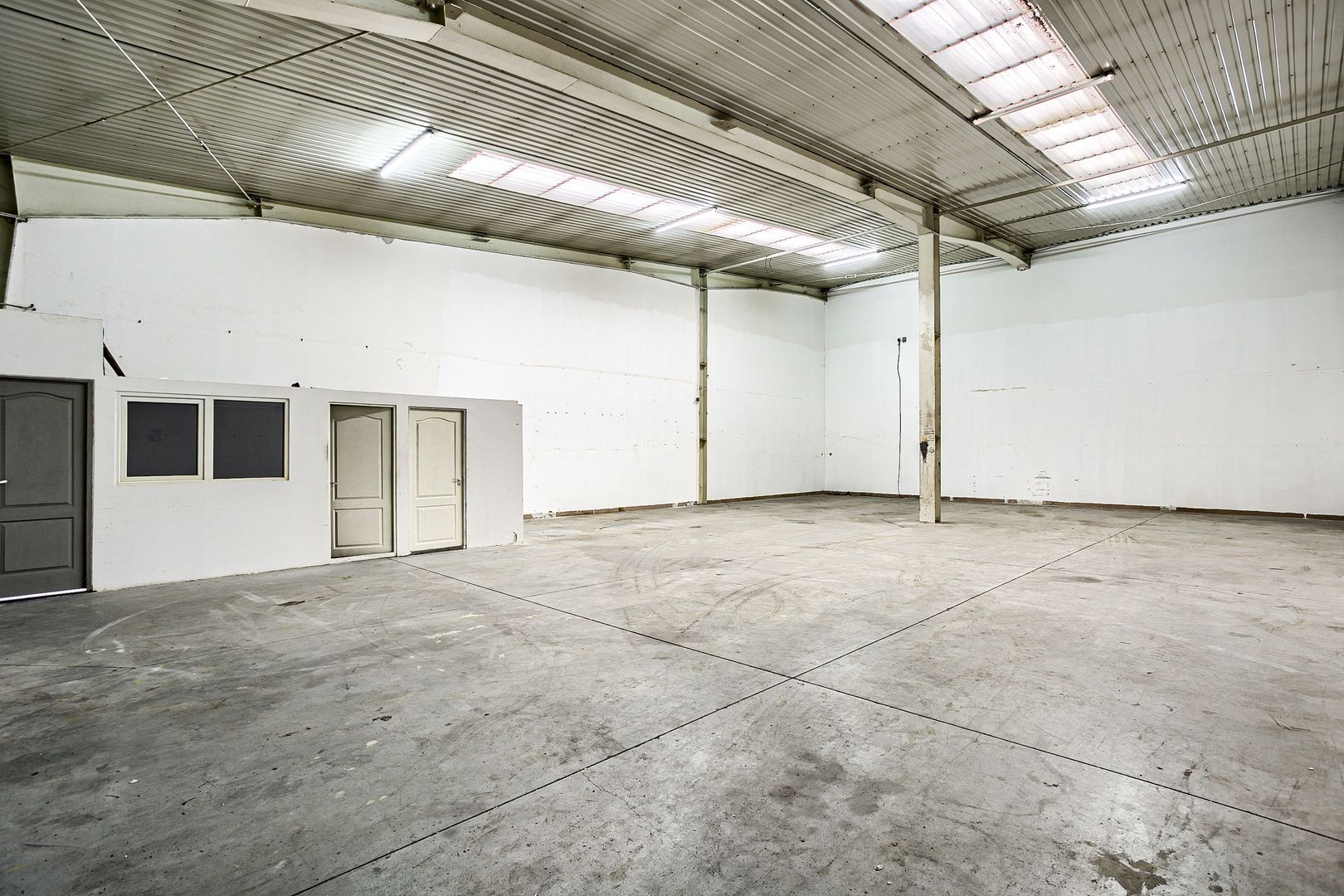 Hala Arad 227 MP - Poză 2