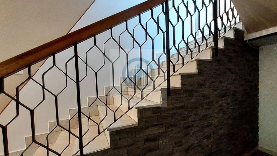 Vila Impresionanta în Deva–Construcție Solida 3 garaje inclus elevator - Poză 15