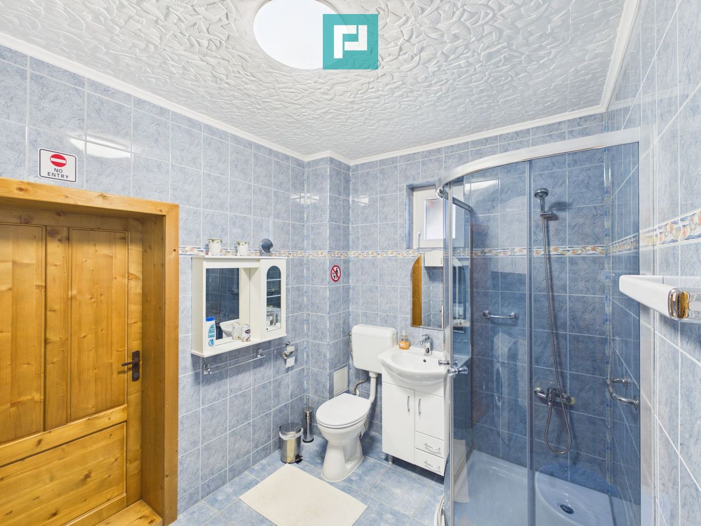 Casă renovată cu curte mare de închiriat în Rontău - Poză 8