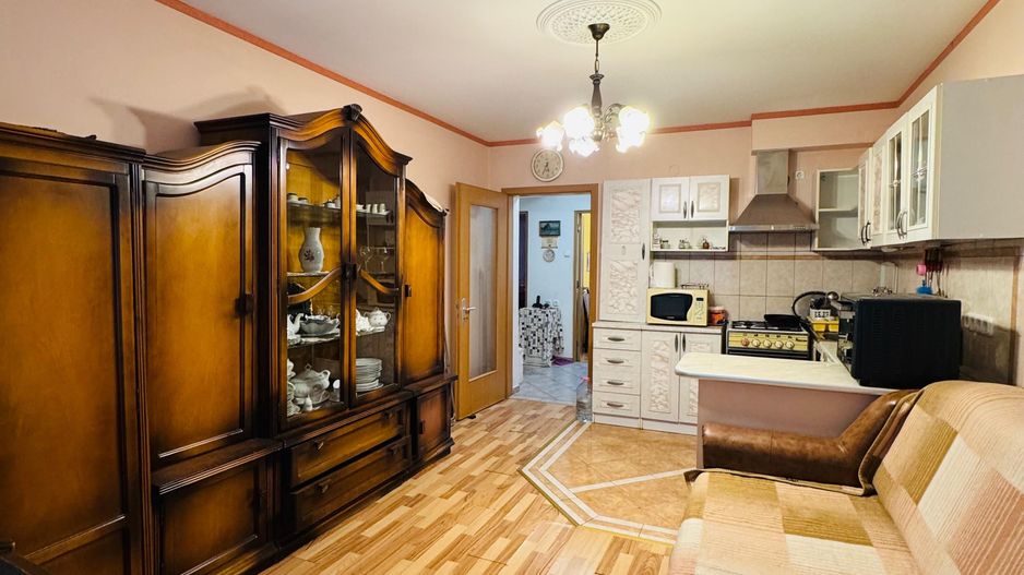 Apartament cu 3 camere pe str. Aluminei langa Liceul Ortodox - Poză 4