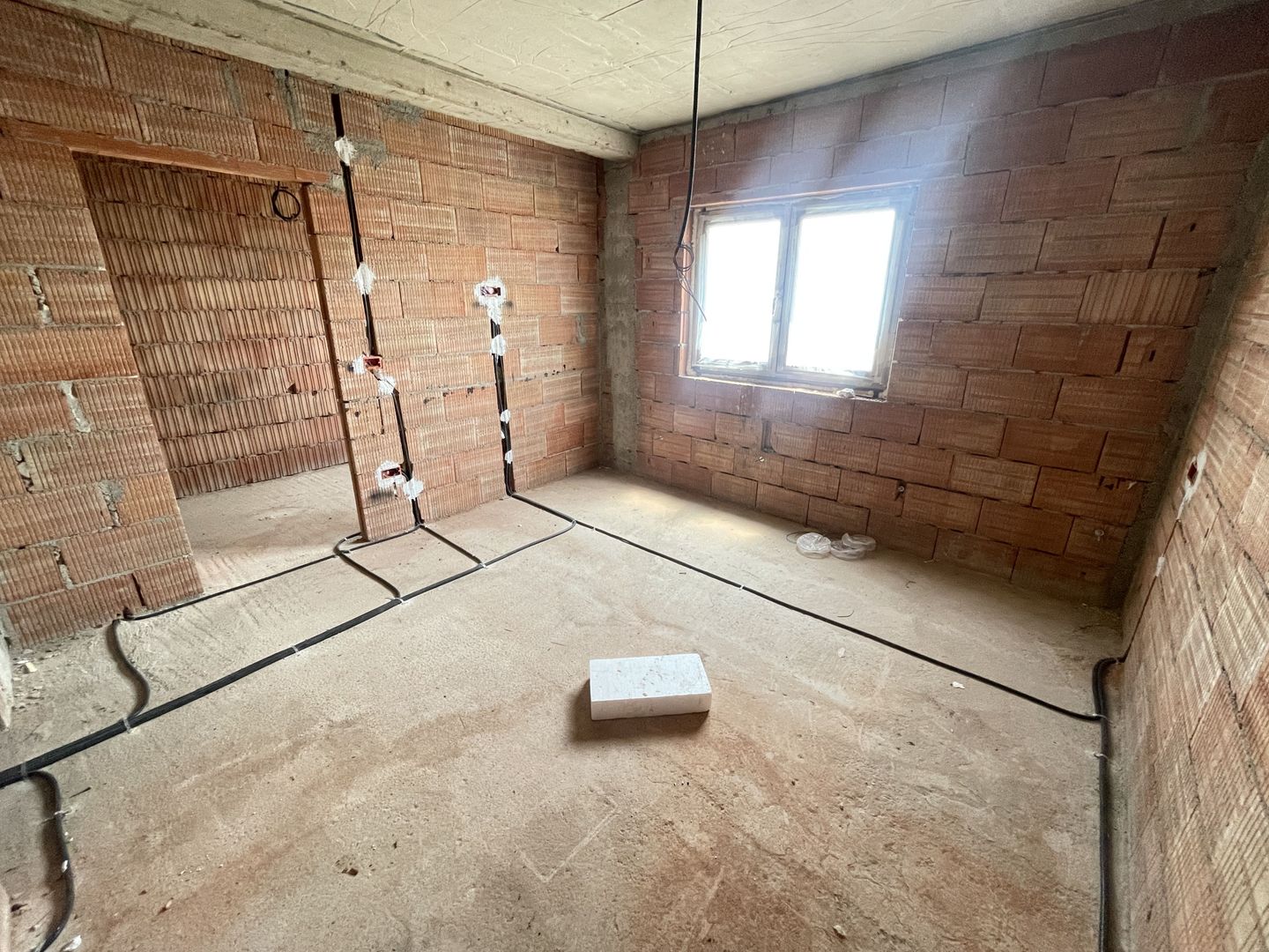 Casă la roșu, 3 dormitoare, teren 340 mp – Moșnița Nouă, lângă Kaufland - Poză 13