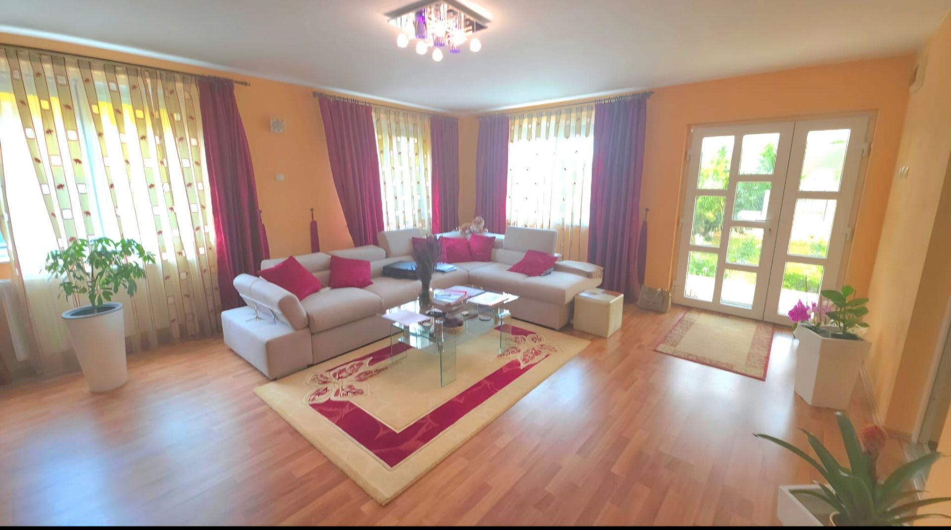 Casa langa Blue Sky cu panouri solare, garaj si terasa mare - Poză 2