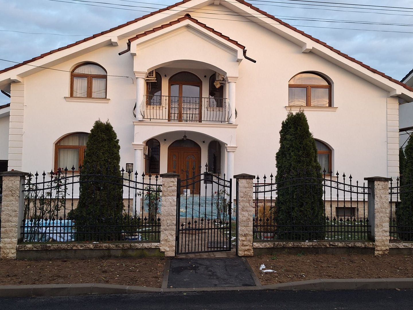 BRASADAS vinde casa individuala 8 cam teren 10 ari Unirii. - Poză 1