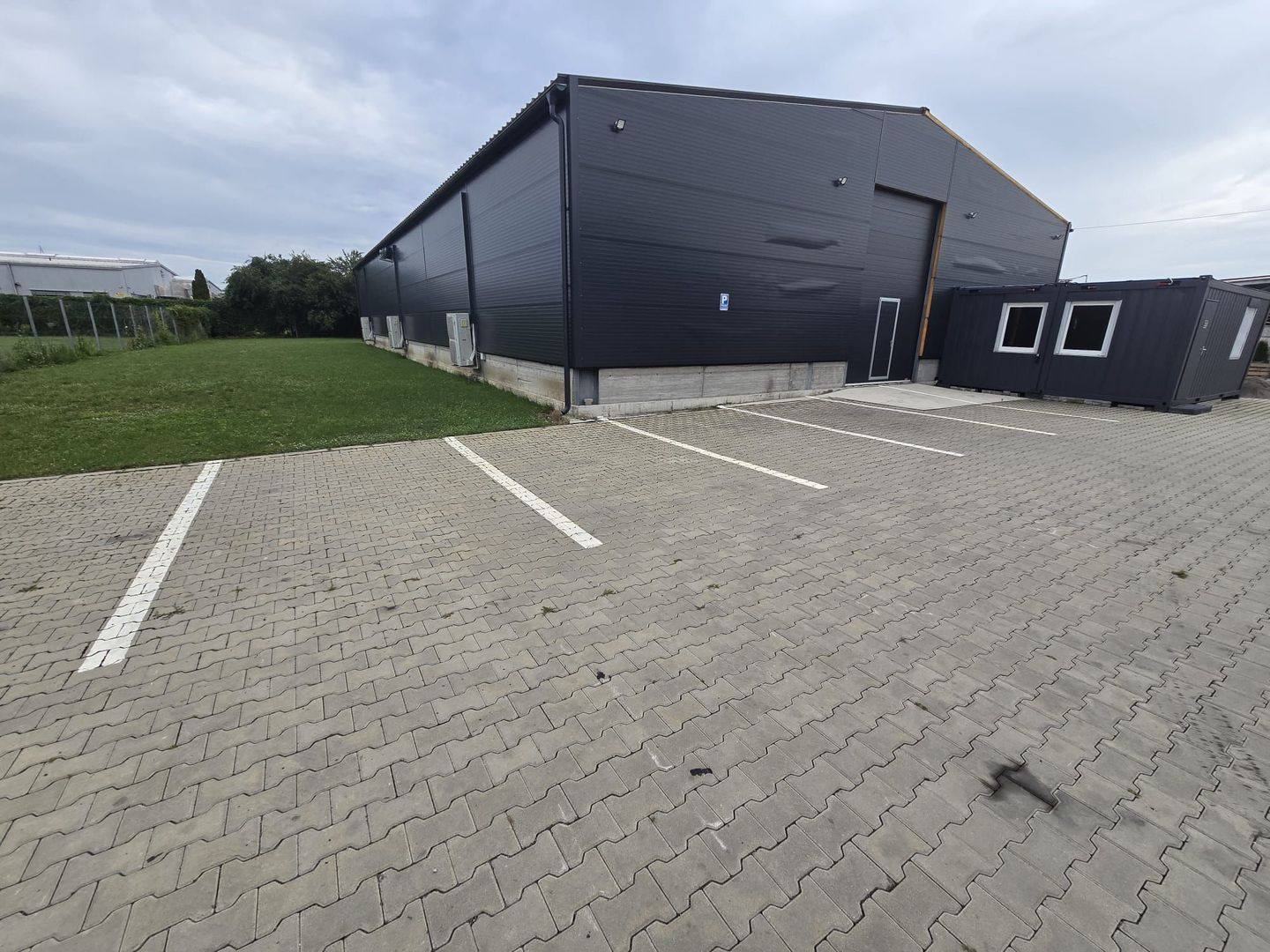 Spatiu Comercial 620 mp.parcare,birou,vestiar,baie - Poză 4
