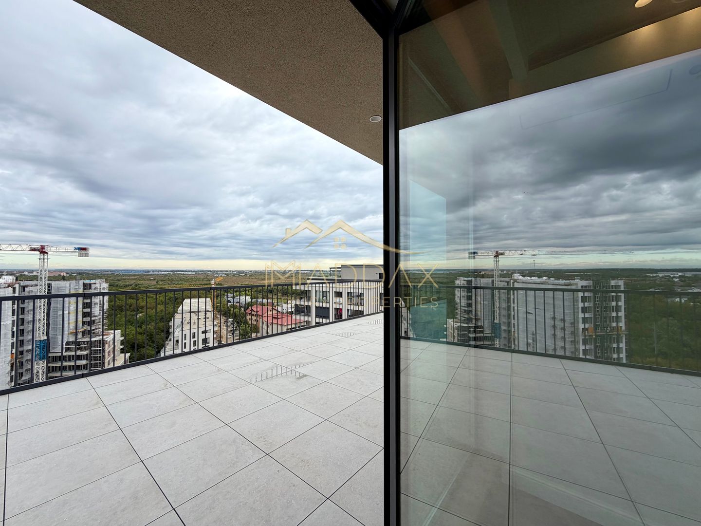 Penthouse cu 4 camere // terasă 70 mp / 200 mp / 3 parking / Straulesti - Poză 10