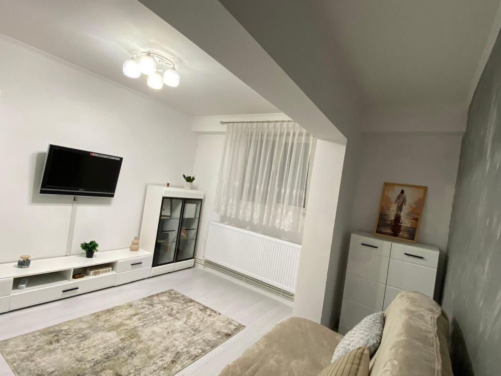 Inchiriez apartament 2 camere decomandat - Poză 1