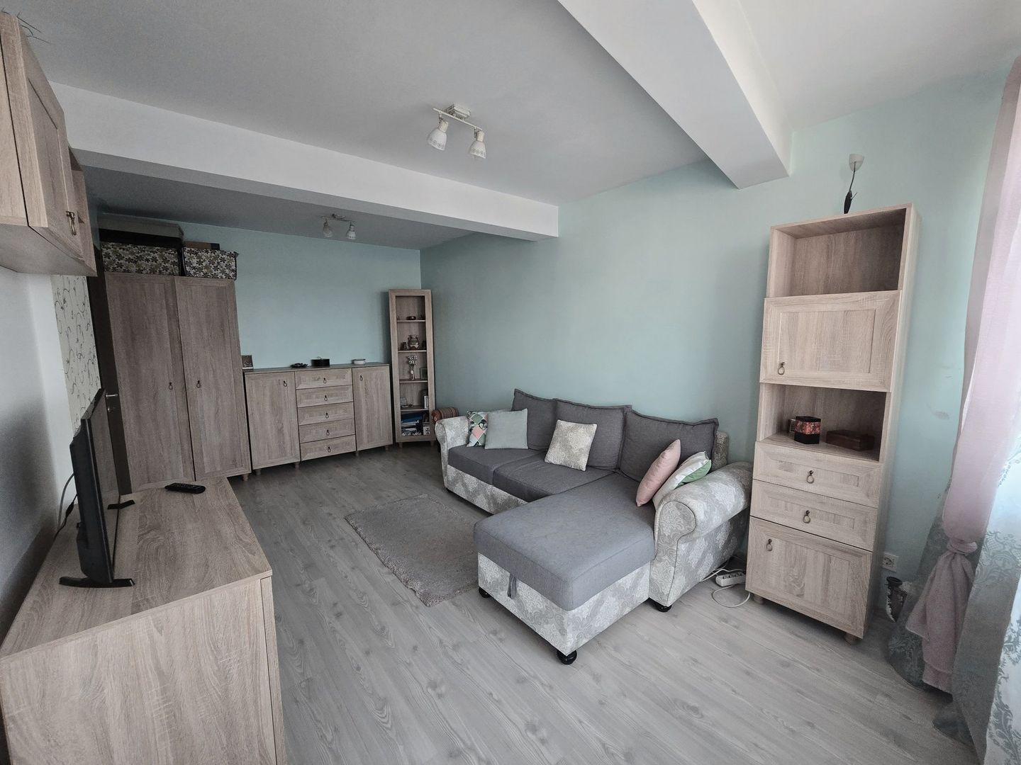 Închiriere Apartament cu 2 camere, centrala proprie, decomandat, Titan - Poză 1