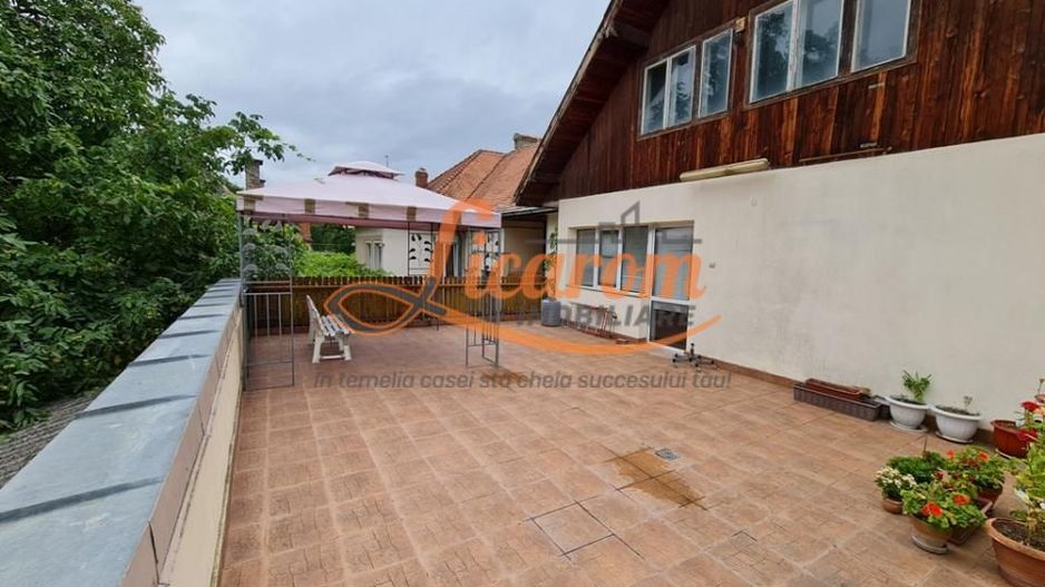 Proprietate individuala-3 apartamente,spatiu comercial,garaje,gradina,curte - Poză 8