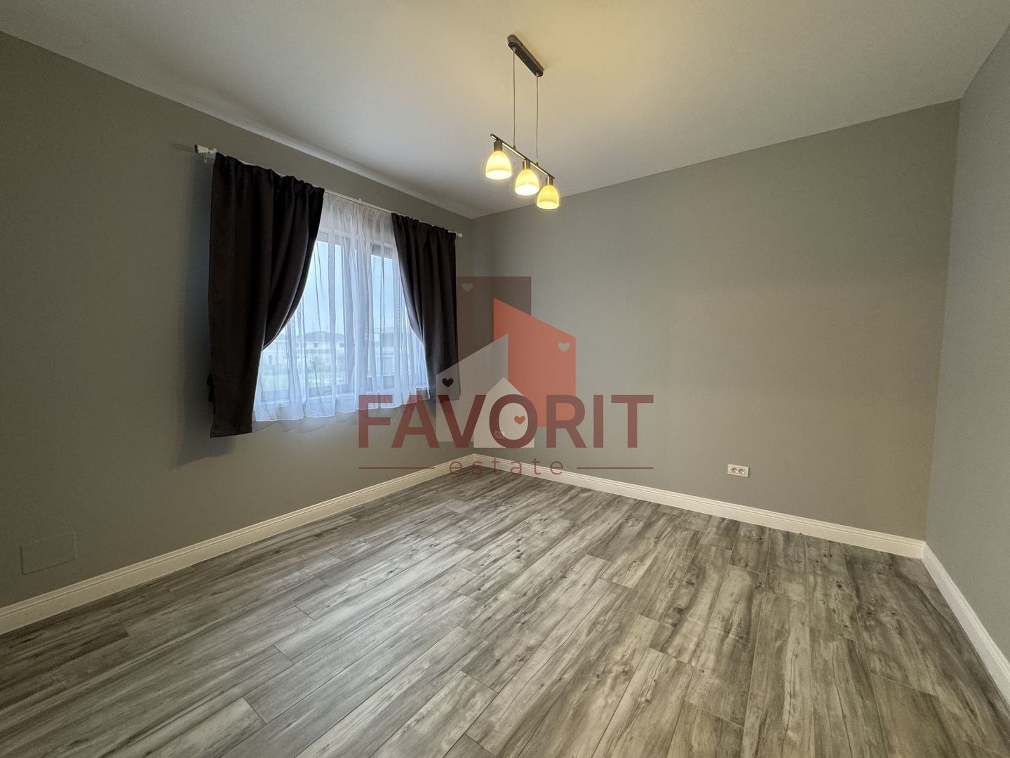 Duplex despartit prin garaj. Zona centrala - langa padure. Mobilat si utilat - Poză 7