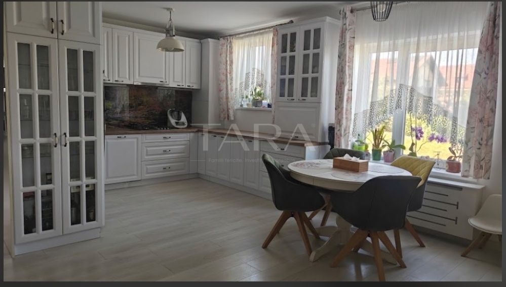 Apartament spațios, 3 camere, parcare, curte, Europa. - Poză 1
