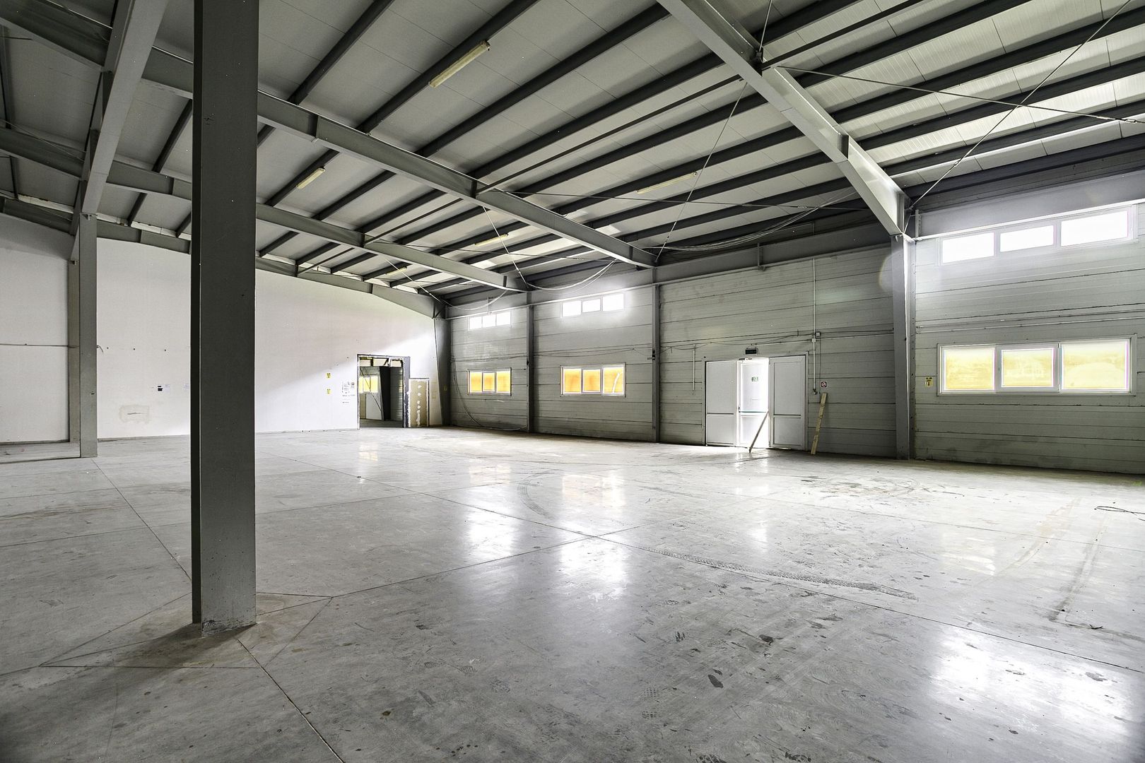 Hala industriala de inchiriat în Arad, 2.744 m², acces TIR și auto - Poză 2