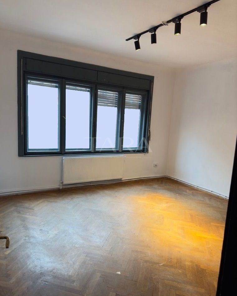 Apartament ULTRACENTRAL, 4 camere, decomandat - Poză 1