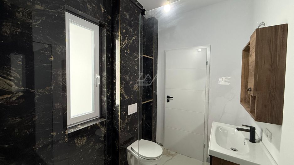 Disponibil imediat. Drum asfaltat. 2 locuri de parcare acoperite. - Poză 3