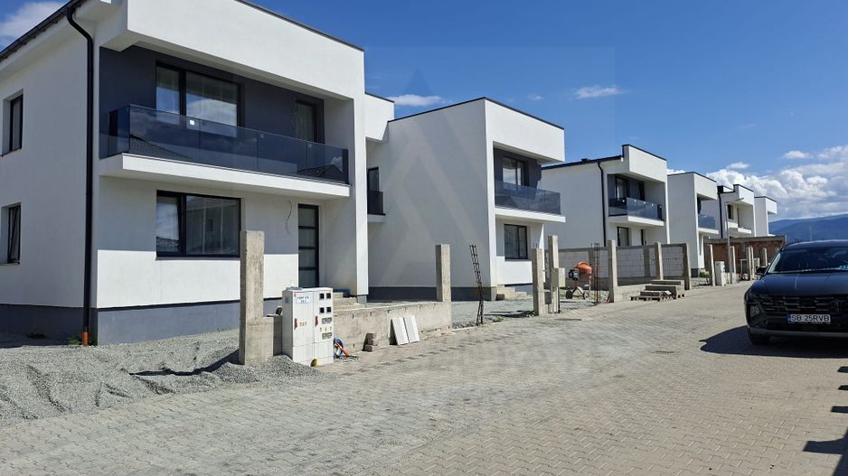 Casa moderna 4 camere 2 bai 2 balcoane si teren 140 mp in Arhitectilor - Poză 3