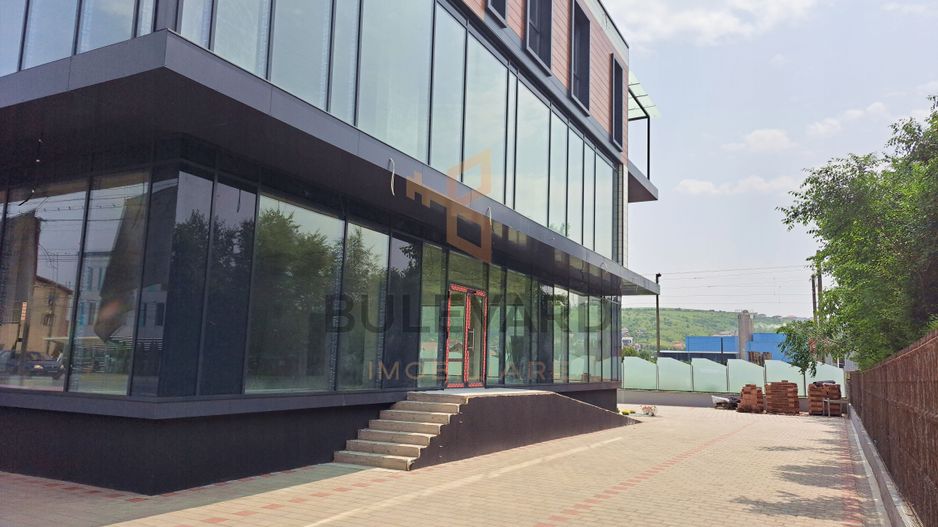 Cladire comerciala situata la drum intens circulat, 1365 mp utili + 20 parcari - Poză 2