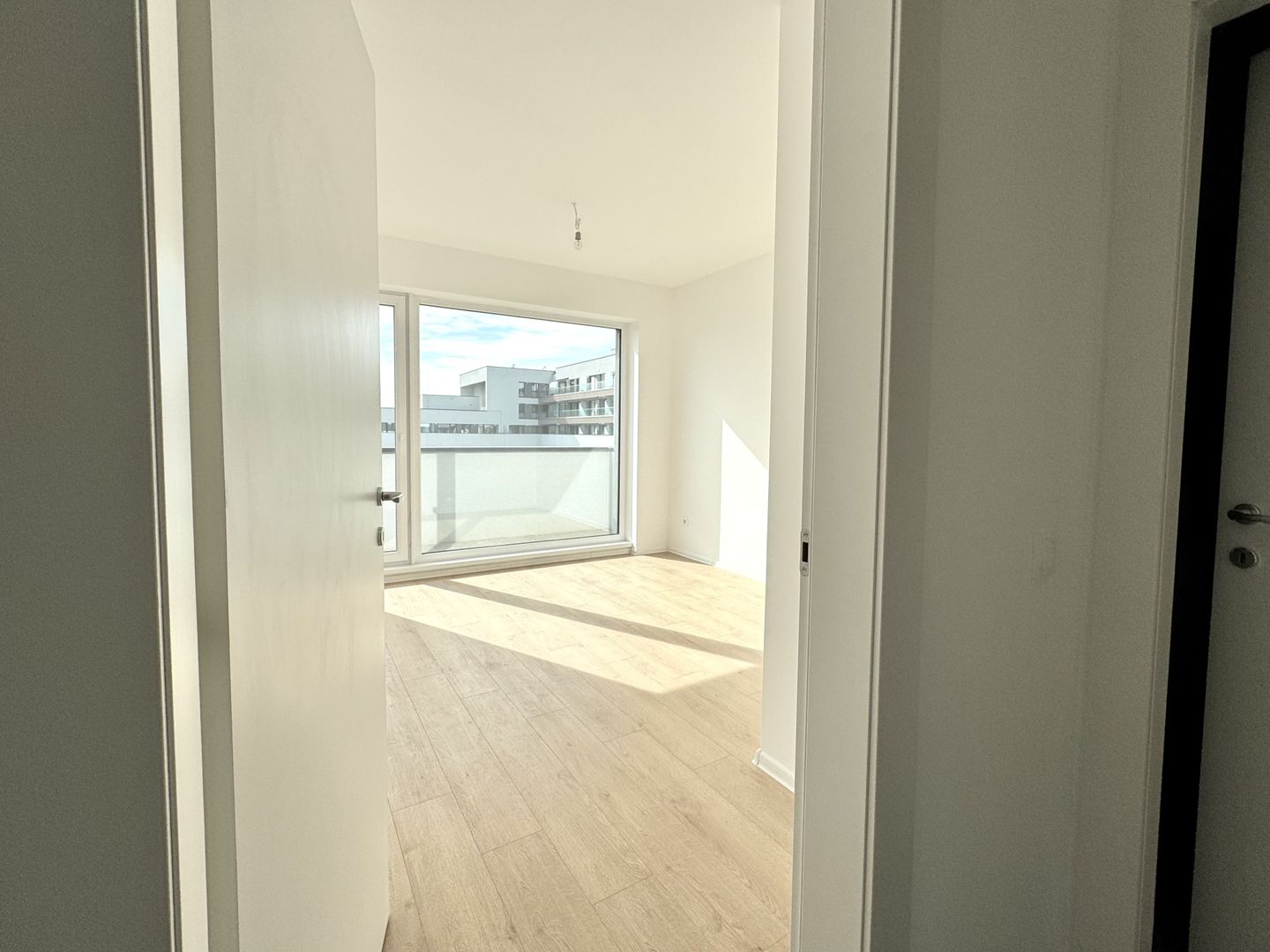 3 camere. Bucătărie închisă. Vedere panoramică. Reper Mall Colosseum - Poză 7