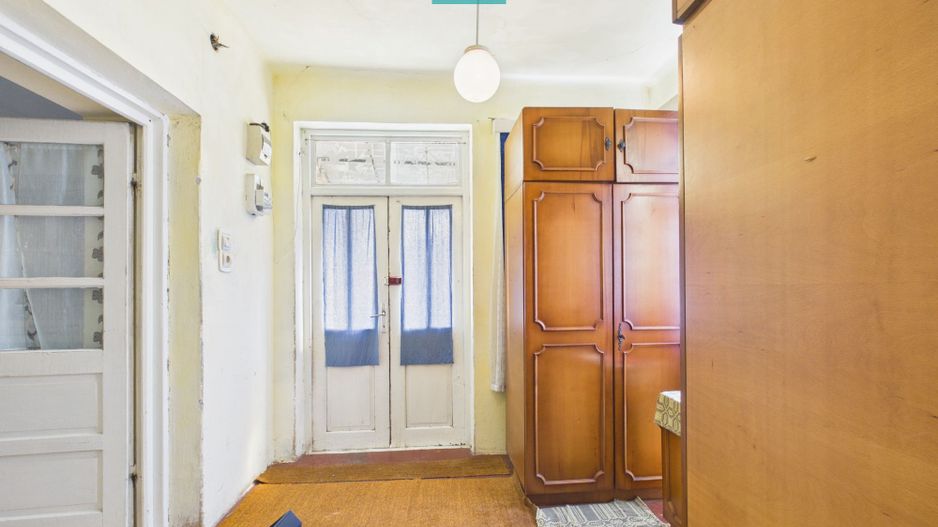 Casa în Cuvin la poalele dealului - Poză 10