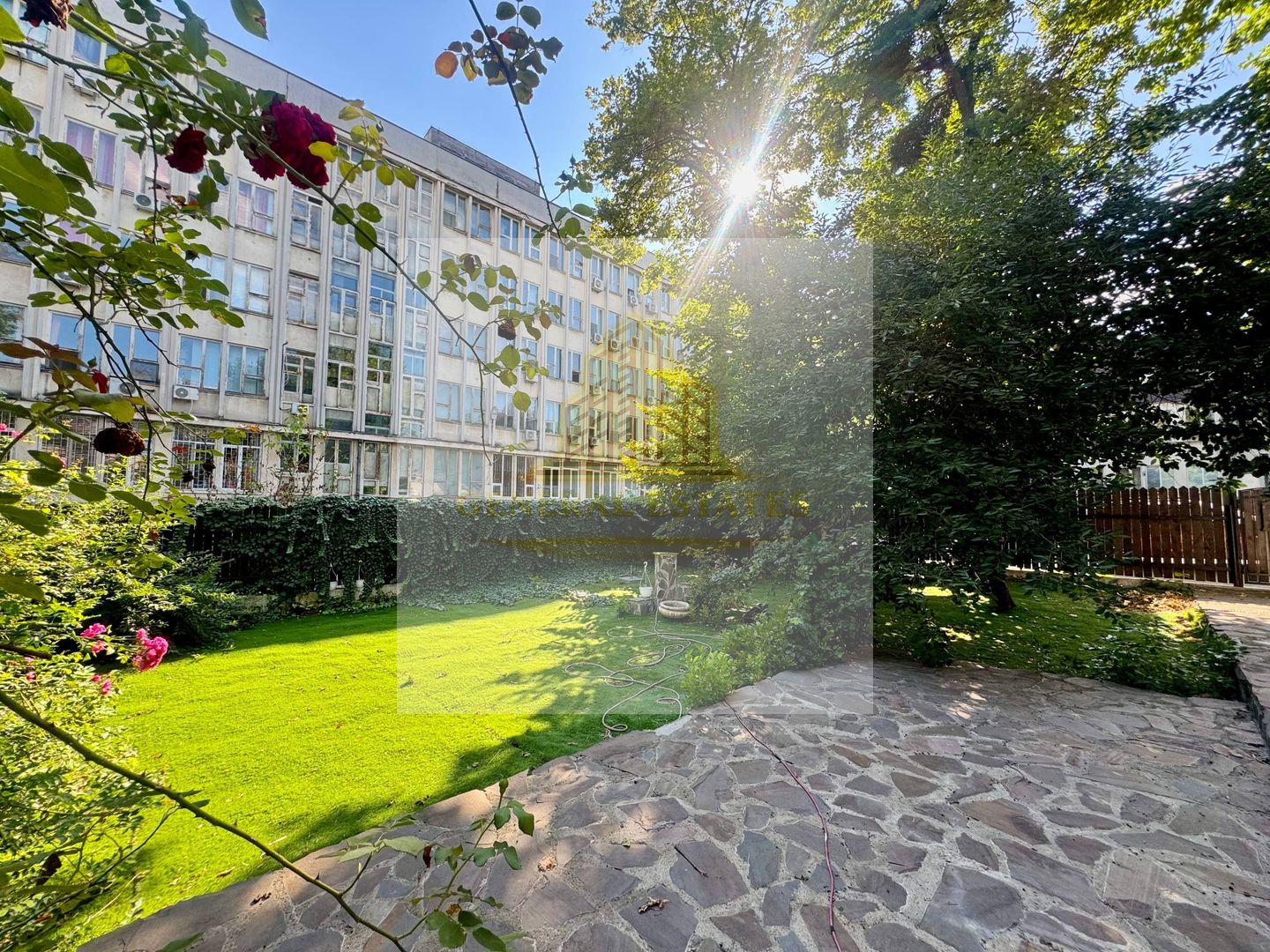 Spre Vânzare Proprietate remarcabilă cu 6 camere în inima Iașului ! - Poză 1