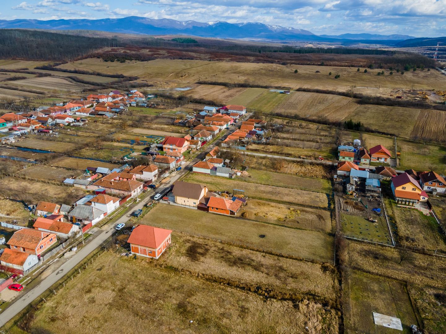 Casă la roșu cu teren Beliu - Poză 11