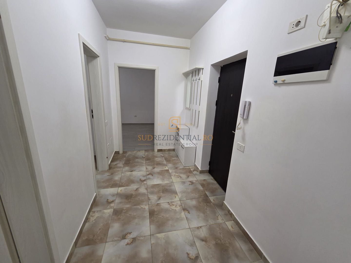 Apartament 2 camere de închiriat, The Grand Kristal Residence Sector 4 - Poză 3
